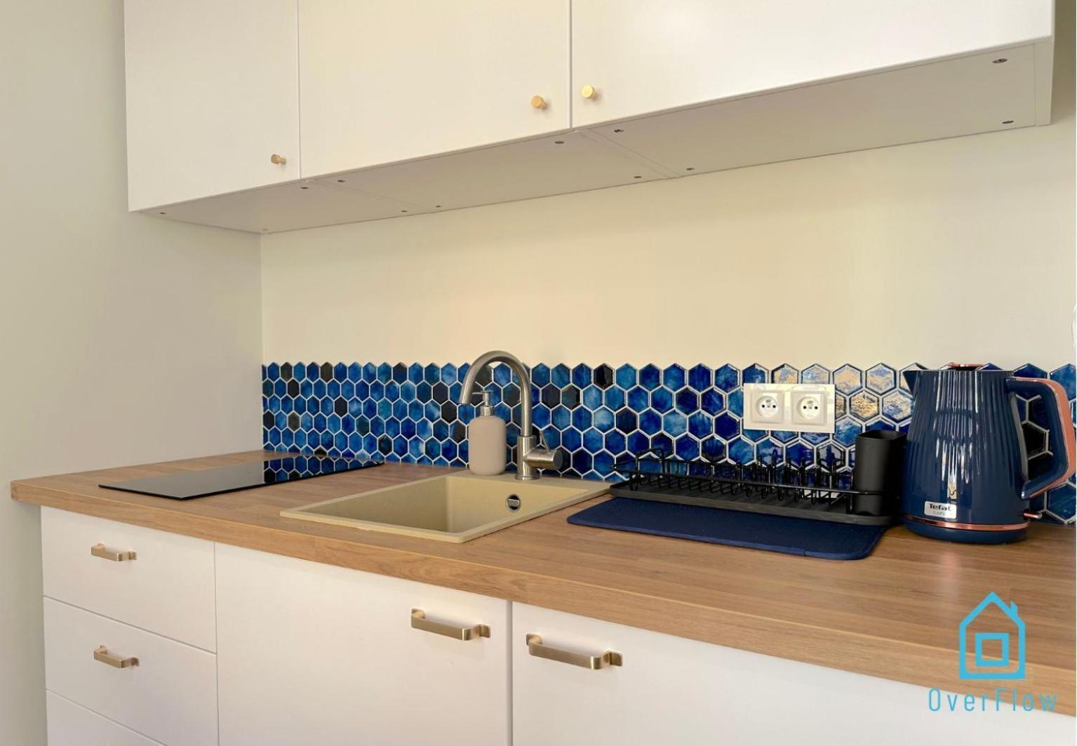 Seredino Blue Apartment- Modern Comfort In A Quiet Location, 5 Minutes To Old Town & Seaside Apartment