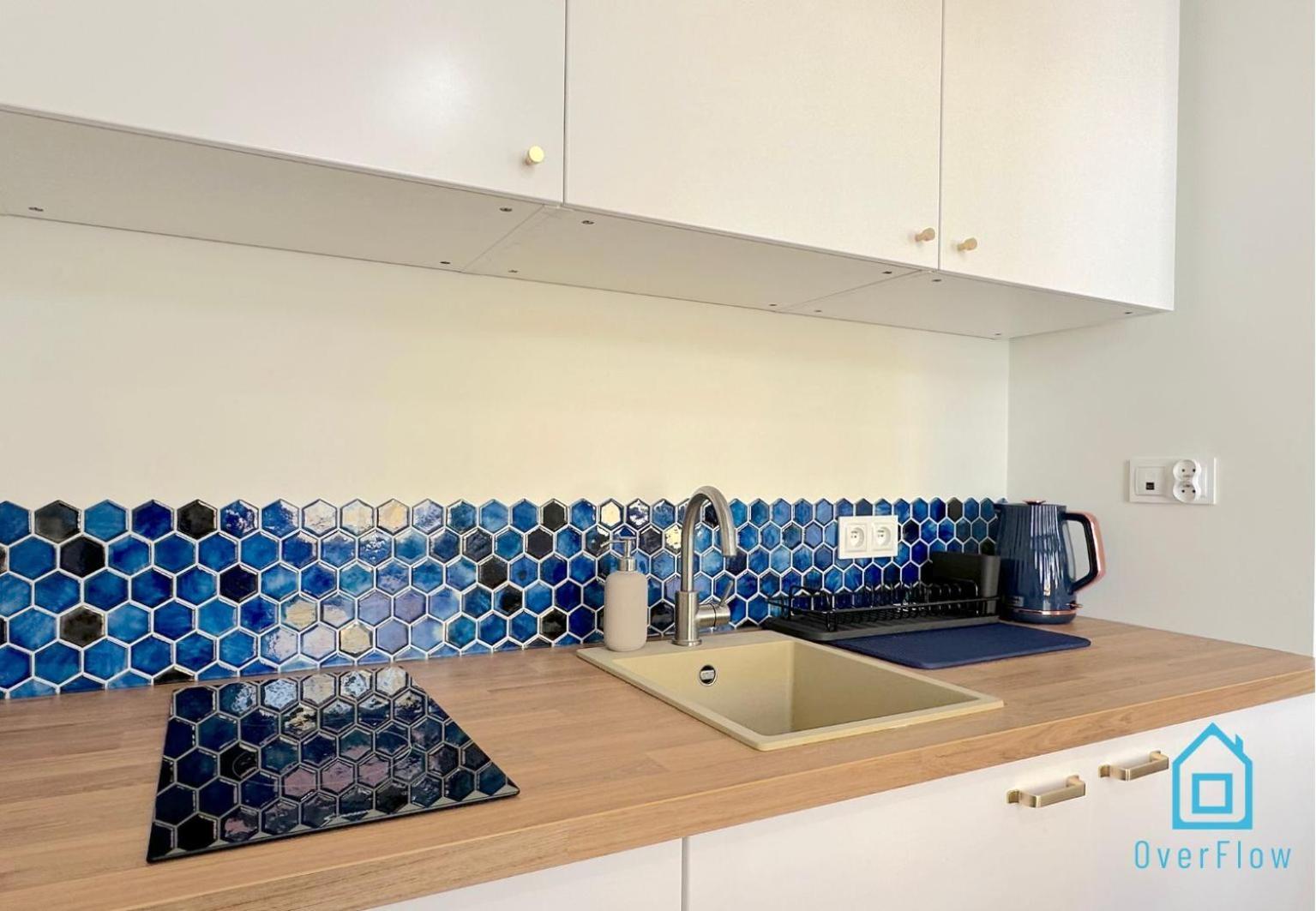 Seredino Blue Apartment- Modern Comfort In A Quiet Location, 5 Minutes To Old Town & Seaside Apartment