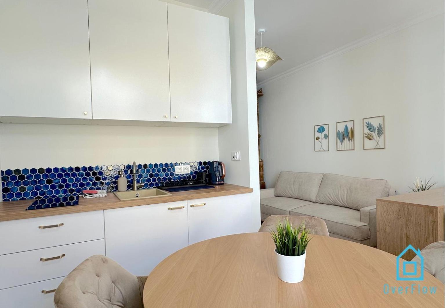 Seredino Blue Apartment- Modern Comfort In A Quiet Location, 5 Minutes To Old Town & Seaside Danzig