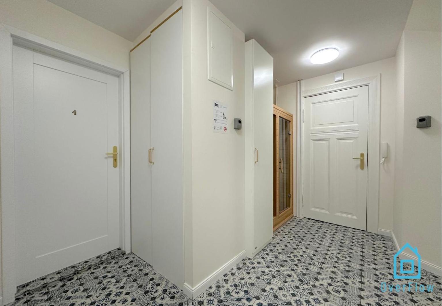 Seredino Blue Apartment- Modern Comfort In A Quiet Location, 5 Minutes To Old Town & Seaside Apartment